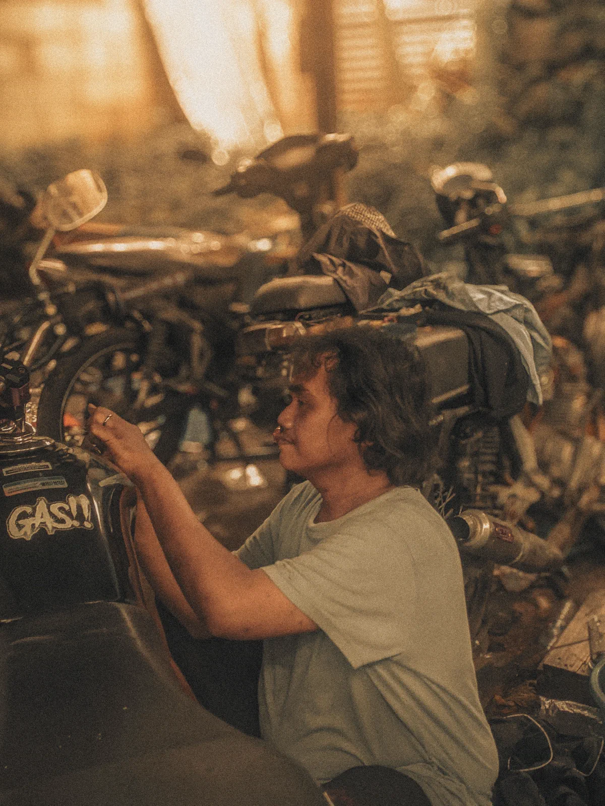 Mecânico atendendo uma moto urbana na oficina